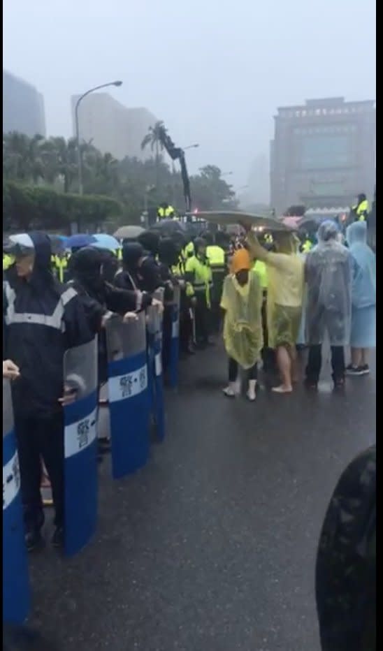 20170602-原住民族凱道前的裝置藝術遭到怪手拆除。（取自「馬躍．比吼 Mayaw Biho」臉書紛絲專頁）