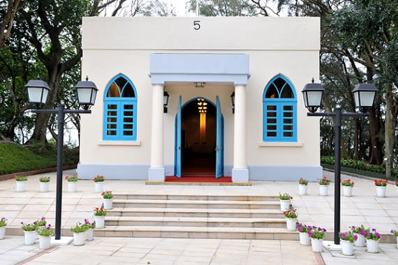 小禮堂前身是小教堂，米白的牆身和淺藍色的窗框，充滿希臘濃情。