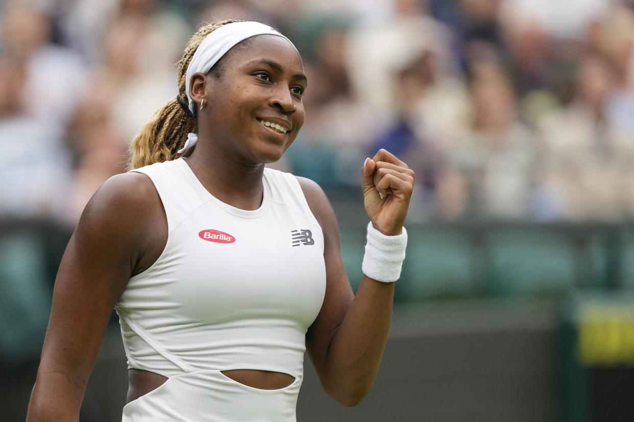 La estadounidense Coco Gauff reacciona tras vencer a la rumana Anca Todoni en la segunda ronda de Wimbledon el miércoles 3 de julio del 2024. (AP Foto/Mosa'ab Elshamy)