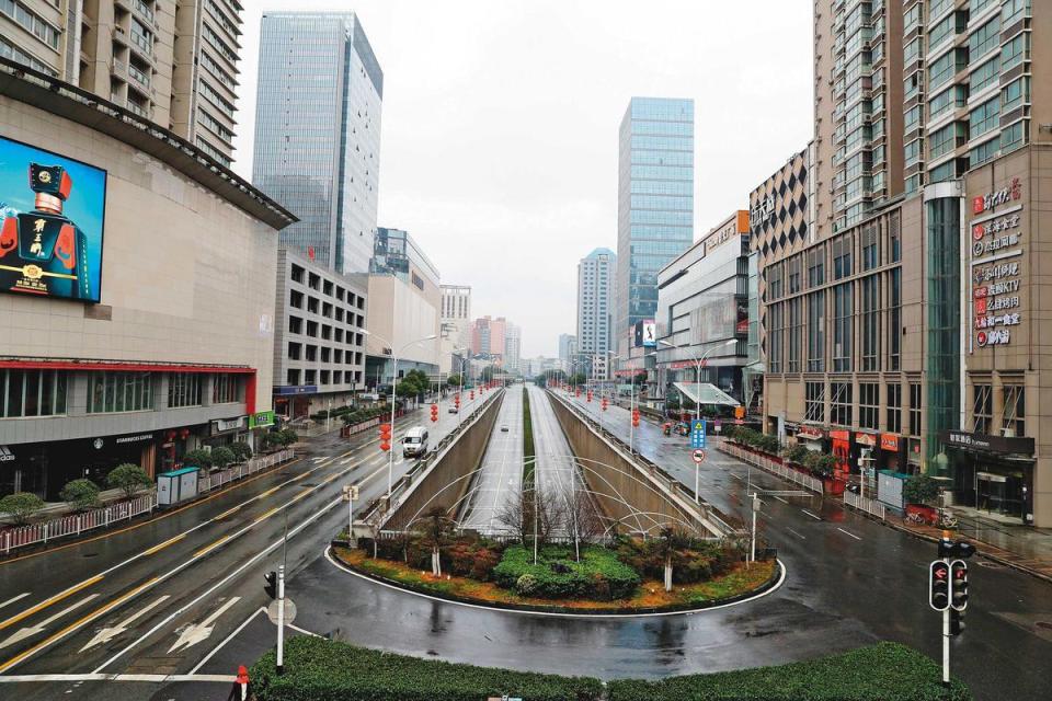 武漢封城，政府禁止不必要車輛出入，城內主要道路上無人無車。（達志影像）