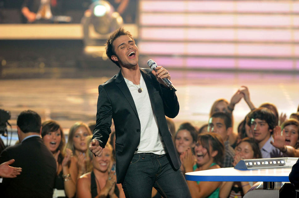 Kris Allen performs "No Boundaries" during the Season 8 finale of "American Idol."