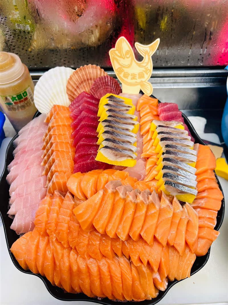 生魚片是不少民眾喜愛的日本料理。（圖／翻攝自「爆廢公社二館」）