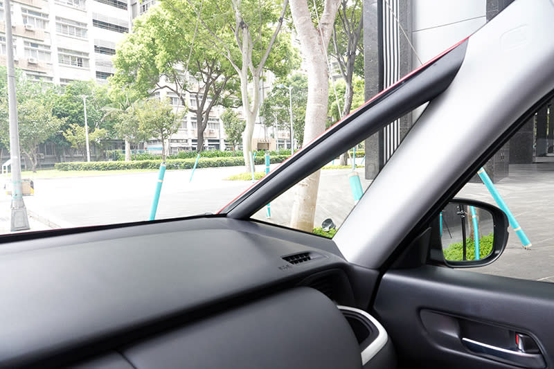 向前延展的三角窗大幅提升兩側視野，對行車安全與判位有極大的幫助。