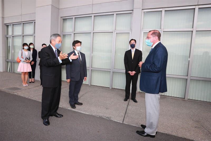 外交部政務次長田中光（左一）、衛生福利部疾病管制署長周志浩（左二）代表我政府前往機邊歡迎阿札爾部長（右一）訪問臺灣。（圖／外交部提供）
