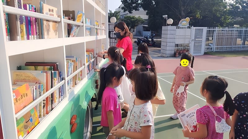 中油與國教署合作  開辦員工子女非營利幼兒園 教育部24日指出，台灣中油公司與國教署合作，在高 雄、苗栗、嘉義開辦3所非營利幼兒園，其中位於高 雄煉油廠的幼兒園有廣大的戶外活動空間，高雄市立 圖書館的行動圖書車可以直接駛入。 （教育部提供） 中央社記者陳至中傳真  113年2月24日 