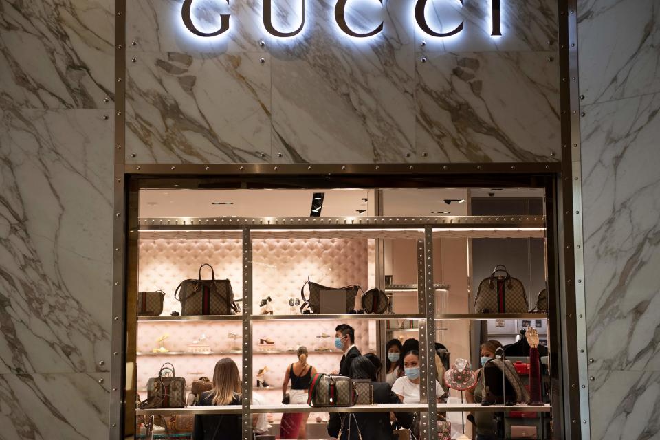 People wear masks while visiting a Gucci store as the city continues to adapt to the COVID-19 pandemic September 13, 2020, in Las Vegas, Nevada. (Photo by Brendan Smialowski / AFP) (Photo by BRENDAN SMIALOWSKI/AFP via Getty Images) ORG XMIT: 0 ORIG FILE ID: AFP_8PW8H8.jpg