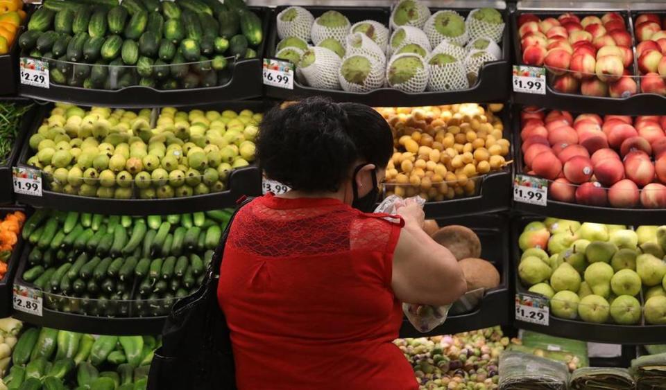 MADERA -- Una mujer compra productos frescos durante el día de apertura del Vallarta Supermarket en Madera, en esta foto de archivo de 2020.