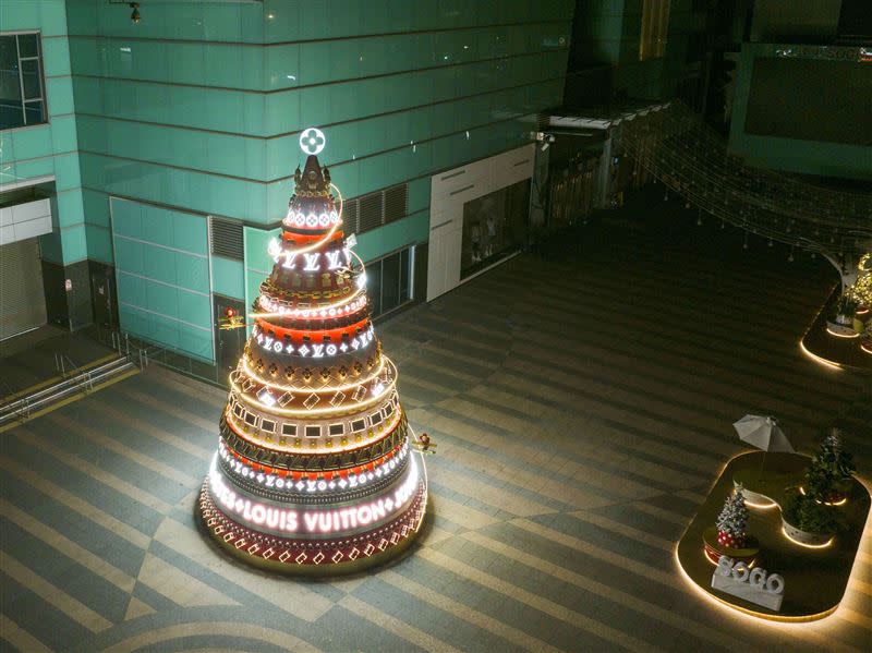 路易威登於台北SOGO復興店打造台灣首座LV聖誕樹。（圖／品牌提供）