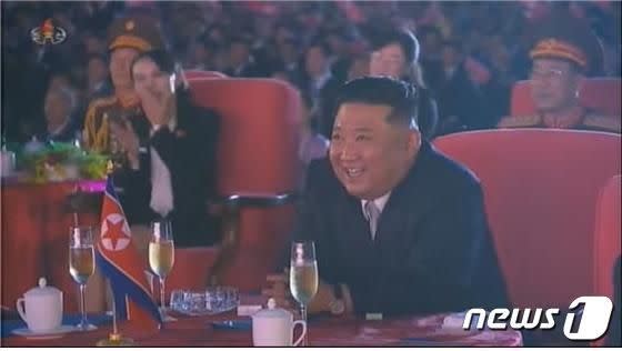 ▲北韓領導人金正恩與其妹金與正在觀看表演時笑容滿面。（ 圖／翻攝自《NEWS 1》）
