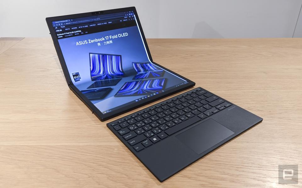 <p>ASUS Zenbook Fold 17</p> 