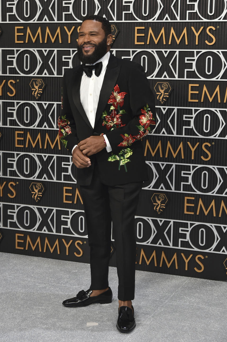 Anthony Anderson llega a la 75a edición de los Premios Emmy el lunes 15 de enero de 2024 en el Teatro Peacock de Los Ángeles. (Foto Richard Shotwell/Invision/AP)