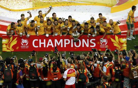 Australia's players celebrate with the Asian Cup trophy after winning their final soccer match against South Korea at the Stadium Australia in Sydney January 31, 2015. REUTERS/Edgar Su (AUSTRALIA - Tags: SPORT SOCCER)