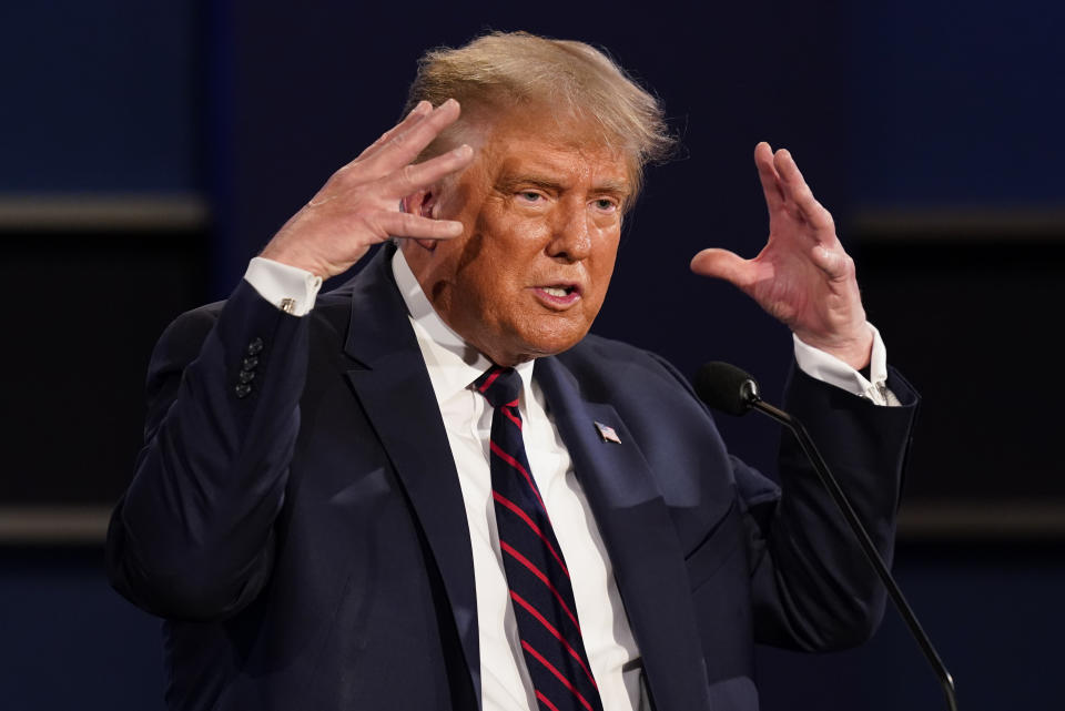 El presidente de Estados Unidos, Donald Trump, hace gestos en el primer debate presidencial del martes 29 de septiembre de 2020 en la Clínica Cleveland de la Universidad Case Western en Cleveland, Ohio. (AP Foto/Patrick Semansky)