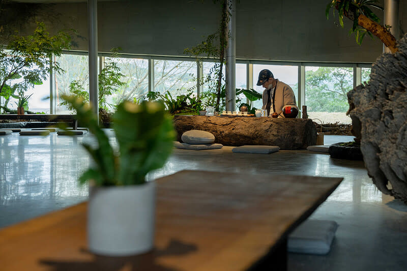 有將近700個防空洞散落於各處，因此場域結合大自然、原木、防空洞等在地特色，並將綠意引進空間