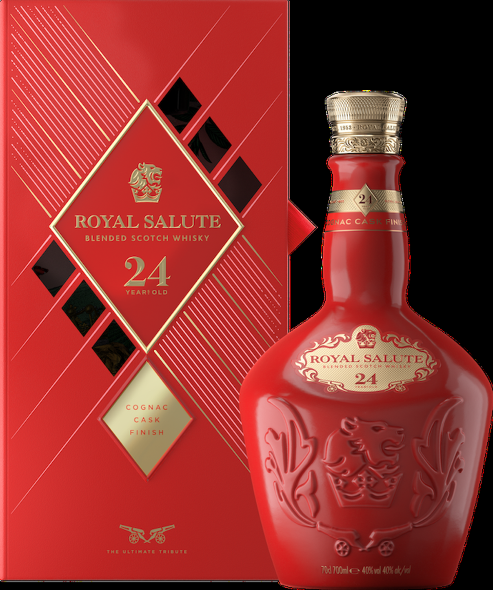 皇家禮炮朱紅色的貴氣瓶身，上頭還精雕皇家徽章，搭配大紅色外盒，非常適合送禮。（皇家禮炮提供）