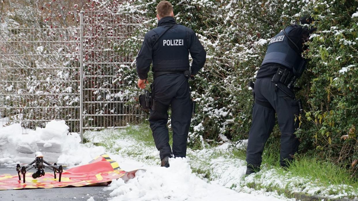 Polizisten suchen nach der Zweijährigen, die am am Montagabend in einem unbeobachteten Moment die elterliche Wohnung in einem Mehrfamilienhaus in Fulda verlassen hatte.