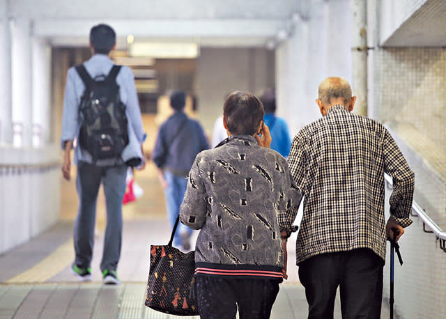 勞工及福利局局長羅致光指，本港10年後會遇上「高齡海嘯」，30年後85歲及以上的人口是現時4.2倍，若社會甚麼都不做，40年後街上每20港人中，有一個患認知障礙。（資料圖片）