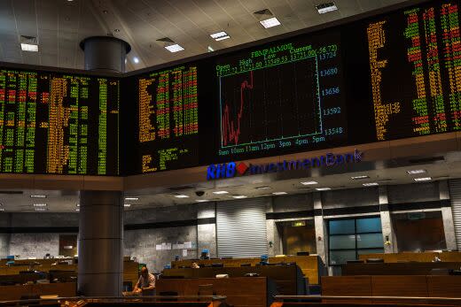 An electronic stock board in the trading gallery at the RHB Investment Bank Bhd. headquarters in Kuala Lumpur. (Photo: Sanjit Das/Bloomberg)
