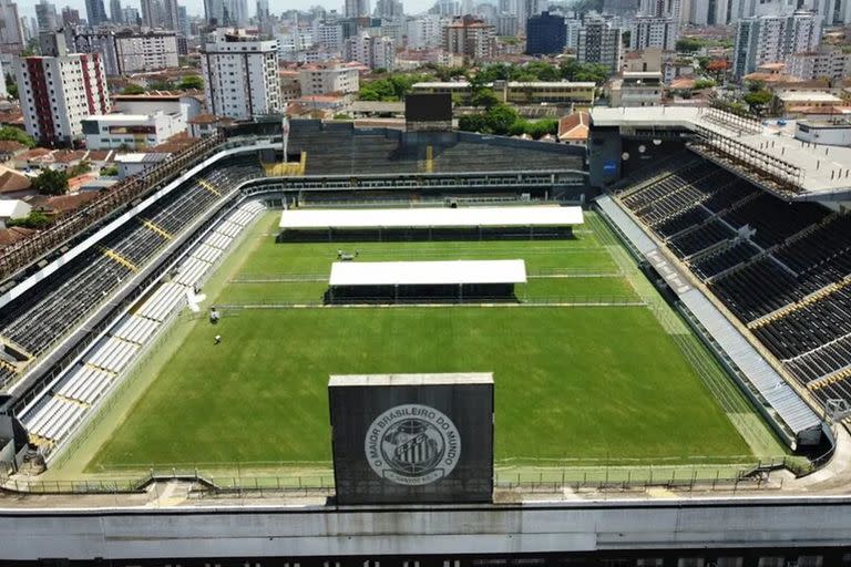 La imagen es del último domingo, por el medio O Globo: así está Vila Belmiro, el estadio de Santos, donde será velado el cuerpo de Pelé; en la carpa menor estarán familiares y amigos, y en la mayor, autoridades y periodistas.