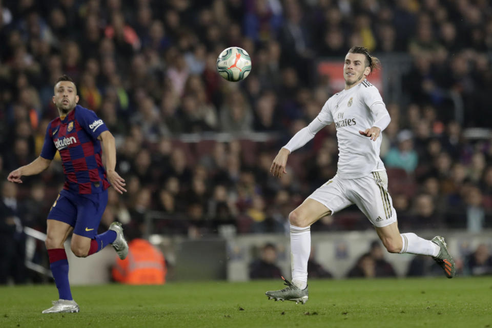 Gareth Bale, derecha, del Real Madrid, va tras el balón ante la marca de Jordi Alba, del Barcelona, en el clásico de La Liga en el Camp Nou de Barcelona, el miércoles 18 de dociembre de 2019. (AP Foto/Bernat Armangue)