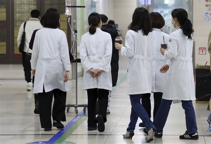 南韓住院醫師、實習醫師大量罷工，導致前電競選手出車禍，送到急診室等了8小時，才有醫師替他進行手術。（圖／美聯社／達志影像）