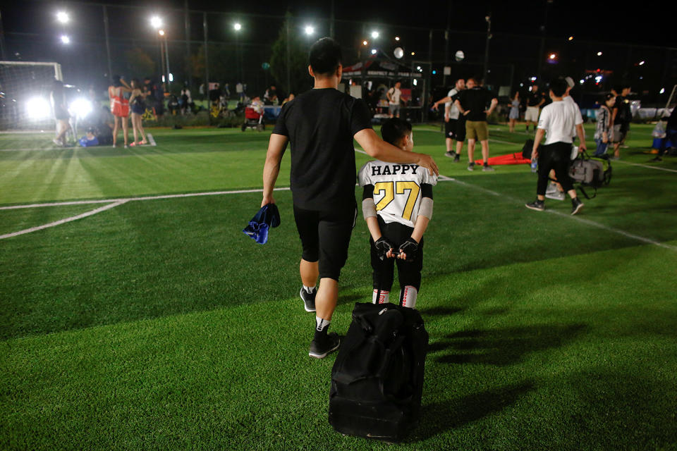 <p>An Eagles player leaves the field after his team defeated the Sharklets in the Future League American football youth league in Beijing, May 26, 2017. (Photo: Thomas Peter/Reuters) </p>