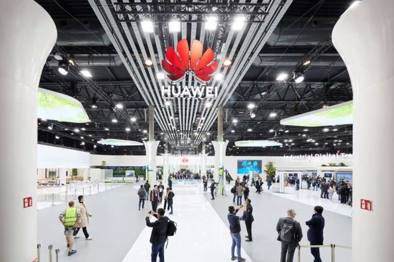 Stand de Huawei en el MWC 2023.  La zona de exposición de Huawei en el Mobile World Congress (MWC) de Barcelona se ha estrenado este año bajo el lema 'Guía hacia un mundo inteligente', un espacio con el que se ha buscado crear un oasis tecnológico en el que conviven sus últimos productos estrella con escenarios de vida modernos dentro de su ecosistema inteligente