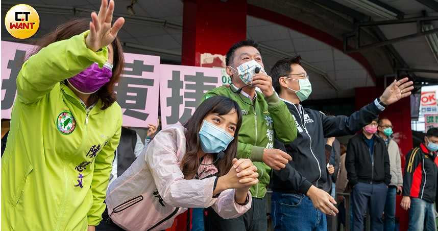 民進黨立委趙天麟、許智傑及市議員陳慧文陪同黃捷上街頭，呼籲民眾投票反對罷免。（圖／宋岱融攝）