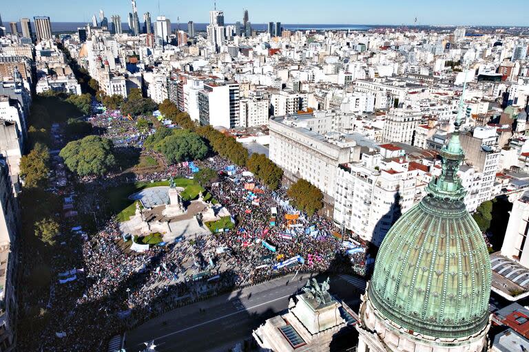 Vista aérea de la marcha universitaria en la Plaza del Congreso