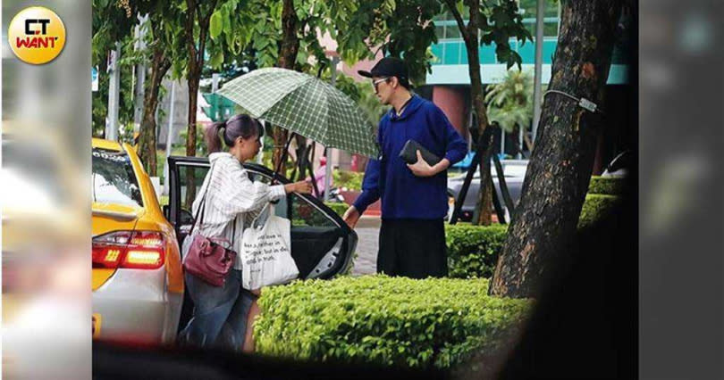 林志炫過去被《時報周刊》拍到，和妻子林虹雅同赴高級名車展示中心。（圖／報系資料照片）