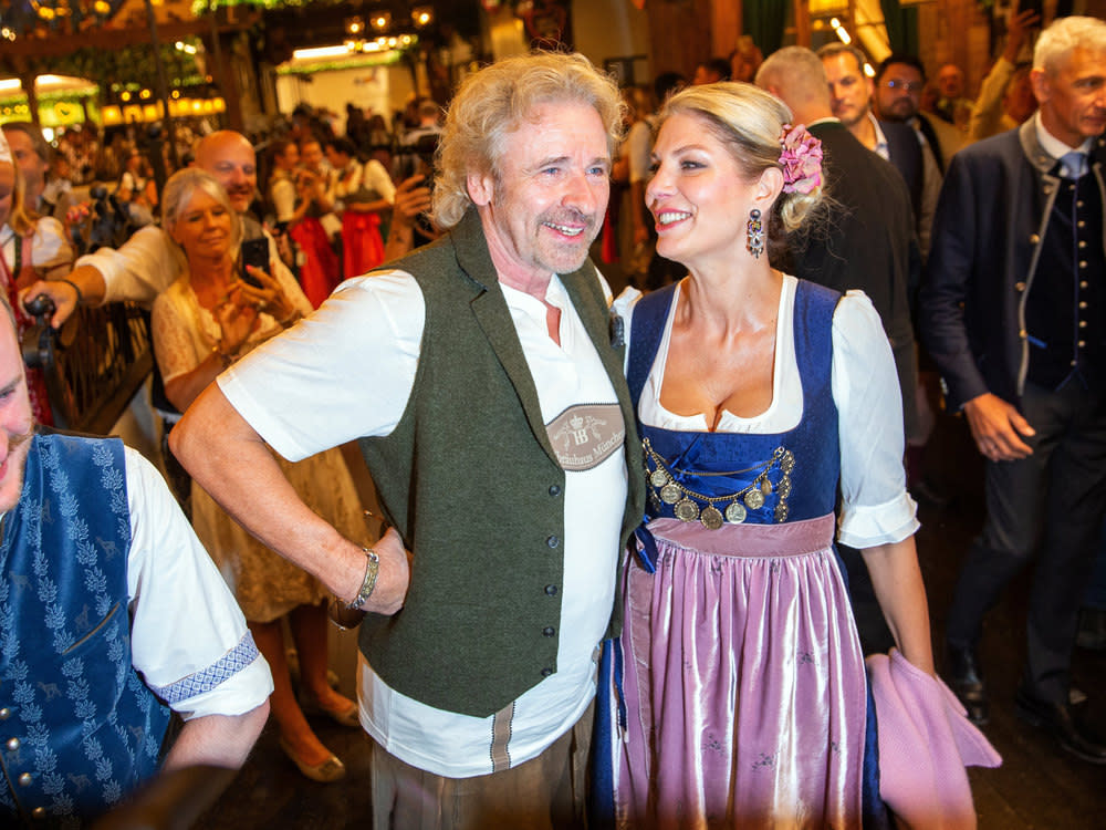 Thomas Gottschalk und Karina Mroß auf dem Münchner Oktoberfest (Bild: imago images/Overstreet)