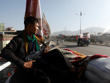 An Afghan Shi'ite armed man keeps watch at a check point in Kabul, Afghanistan September 18, 2018. REUTERS/Omar Sobhani