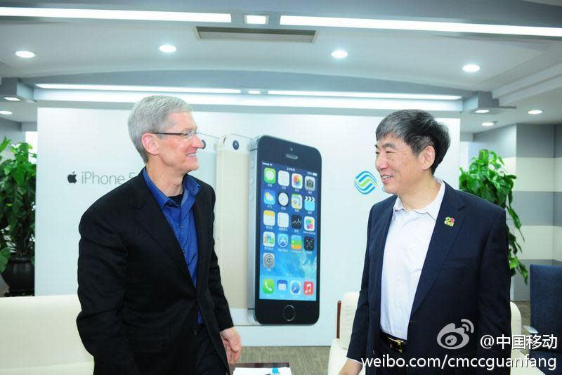 Tim Cook appears in Beijing store for today's iPhone launch on China Mobile - 0