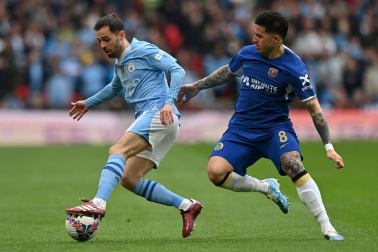 L'attaquant de Manchester City Bernardo Silva (g) devant le milieu de Chelsea Enzo Fernandez en demi-finale de la Coupe d'Angleterre, le 20 avril 2024 au stade de Wembley à Londres (Glyn KIRK)