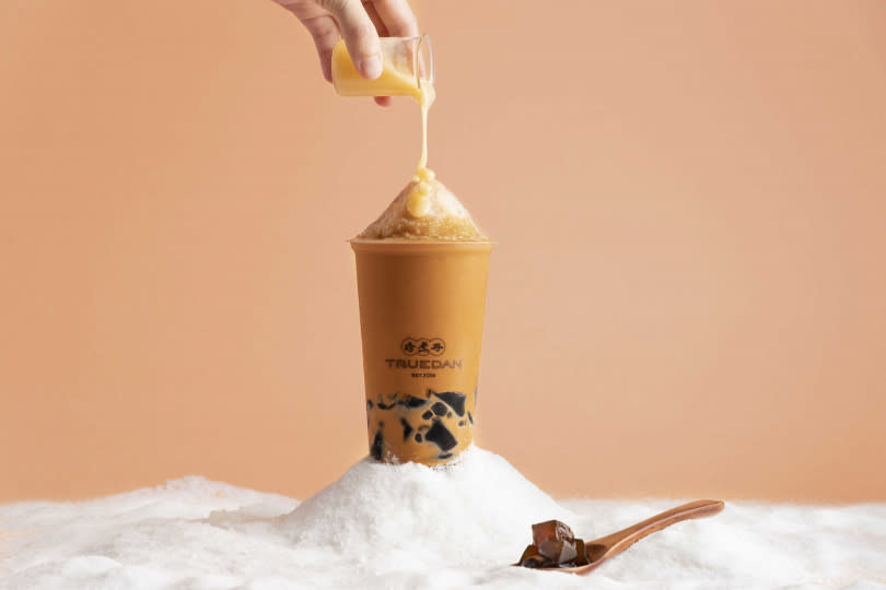 「泰泰仙草雪沙」顛覆想像開創「喝」的剉冰，濃醇泰奶化作冰品完美演繹經典泰味。（圖片提供／珍煮丹）