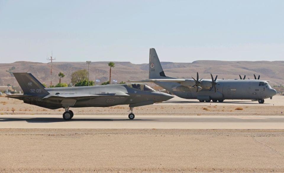 Aviones caza F35 y de carga Hércules israelíes en una base militar.