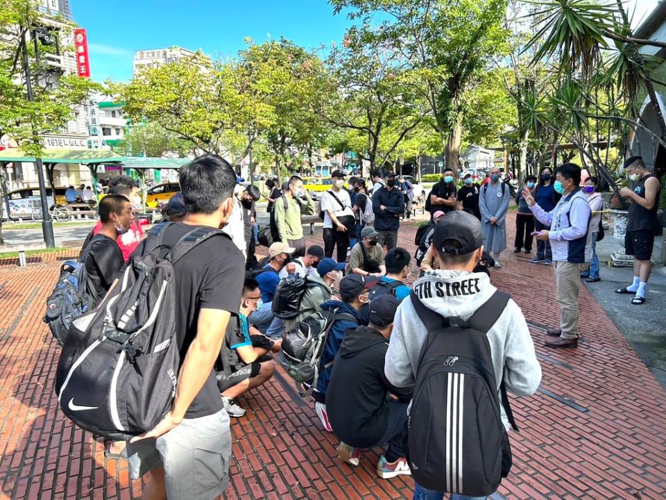 《圖說》宜蘭縣軍人服務站長尹華忠今日上午二度赴宜蘭火車站歡送新兵入營。〈宜蘭軍服站提供〉