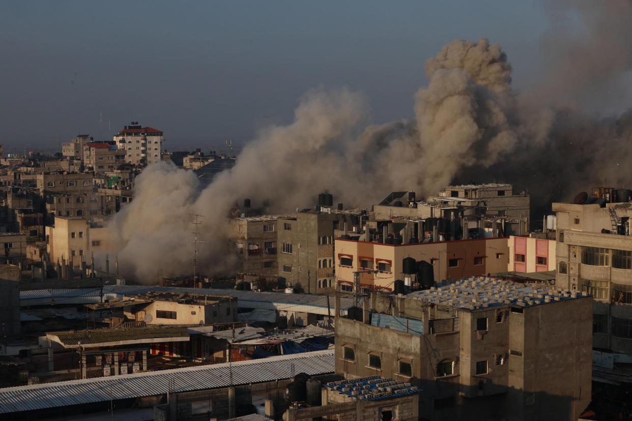 Rafah après un raid aérien israélien sur la ville du sud de la bande de Gaza le 1er décembre 2023, alors que les combats ont repris peu après l’expiration d’une trêve de sept jours entre Israël et les militants du Hamas.