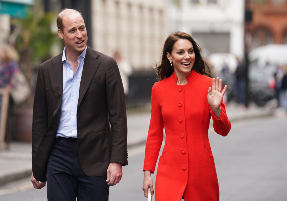 Kate (r), Prinzessin von Wales, und William, Prinz von Wales, besuchen das Dog & Duck Pub in Soho.