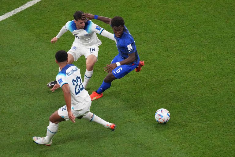 AL KHOR, QATAR - NOVEMBER 25: Jude Bellingham (22) and Mason Mount (19) of England compete with Yunus Musah (6) of USA during the FIFA World Cup Qatar 2022 Group B match between England and USA at Al Bayt Stadium in Al Khor, Qatar on November 25, 2022 . Serhat Cagdas / Anadolu Agency (Photo by Serhat Cagdas / ANADOLU AGENCY / Anadolu Agency via AFP)