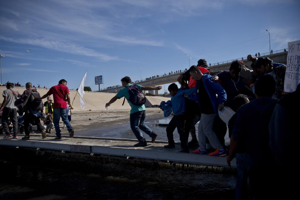 FOTOS | Así intentaron migrantes entrar a EEUU desde Tijuana