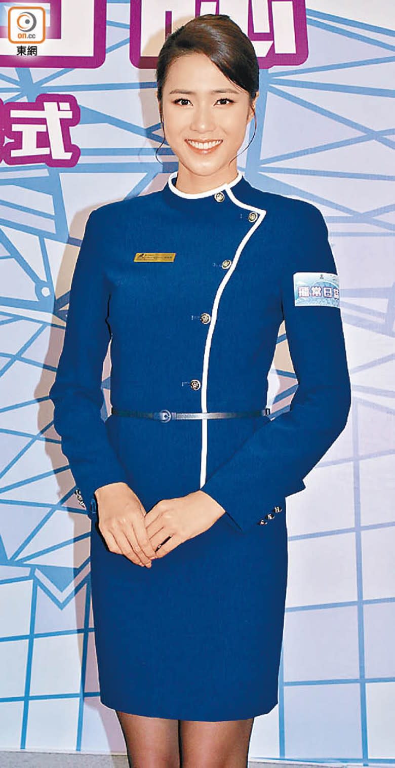 劉穎鏇為一身空姐制服而忍口。