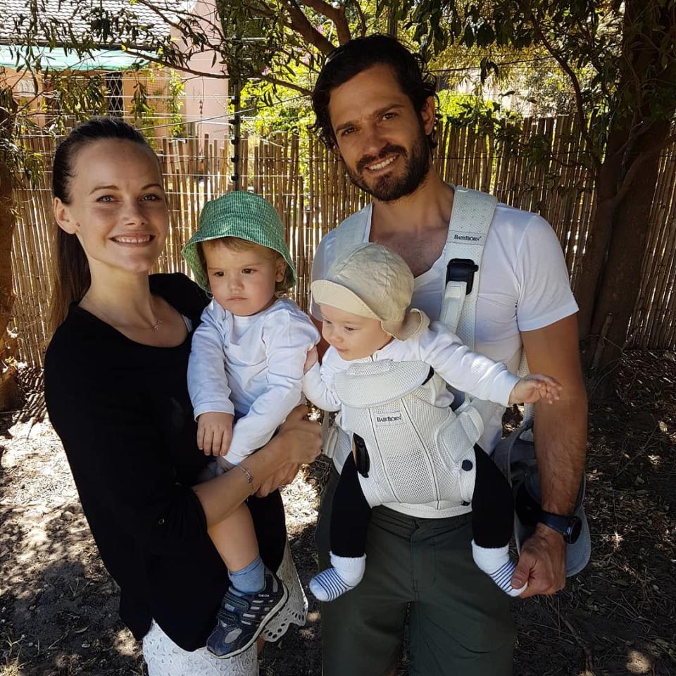 <p>Con gestos como este, los príncipes Carlos Felipe y Sofía han conseguido ganarse el cariño y la confianza de los suecos después de la polémica que se originó cuando se conoció su relación por el tormentoso pasado de la princesa. (Foto: Instagram / <a rel="nofollow noopener" href="http://www.instagram.com/prinsparet/" target="_blank" data-ylk="slk:@prinsparet;elm:context_link;itc:0;sec:content-canvas" class="link ">@prinsparet</a>). </p>