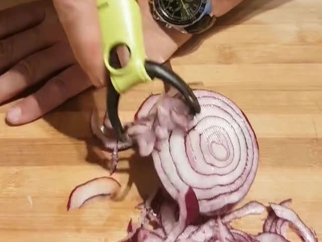 SPIRALIZER HACK 👉🏼 how to quickly thin-slice an onion, perfectly! 🧅⁣ ⁣  use thin slices for pickling, stir fries, garnishes, in salads,  caramelizing, in, By Inspiralized