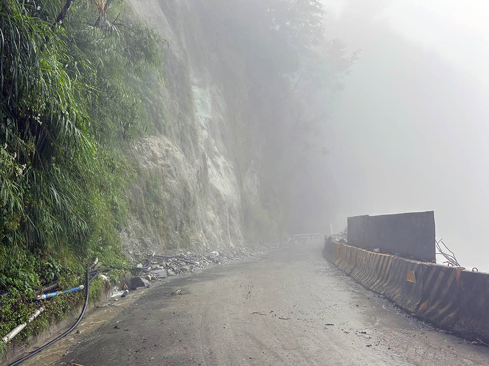 台東山區累計雨量預估將達超大豪雨，南橫公路易落石，公路局籲濃霧天候盡量避免上山。（記者鄭錦晴翻攝）