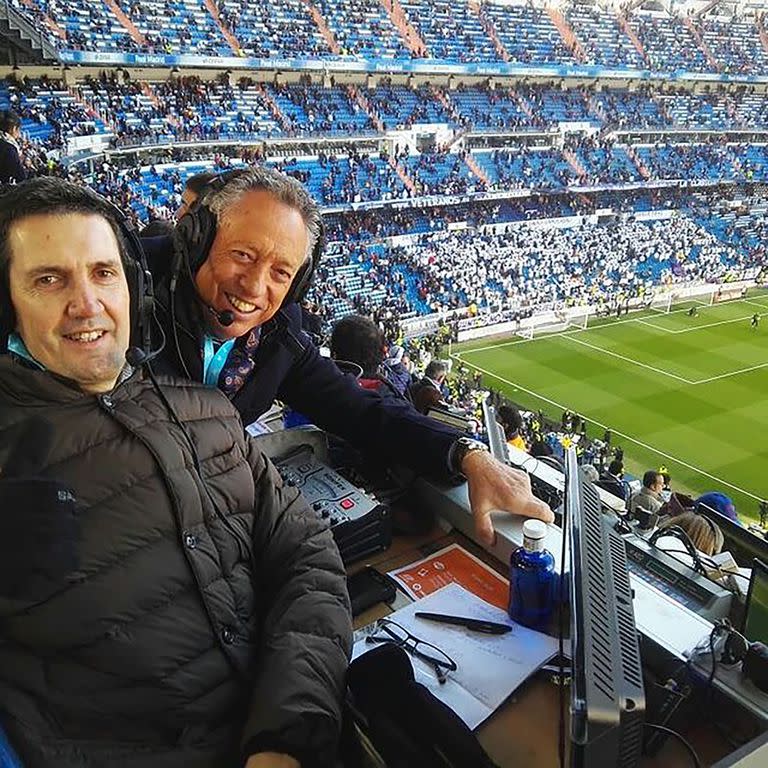 En un pupitre del Santiago Bernabéu junto a Quique Wolff, compañero de ruta desde hace más de 20 años.