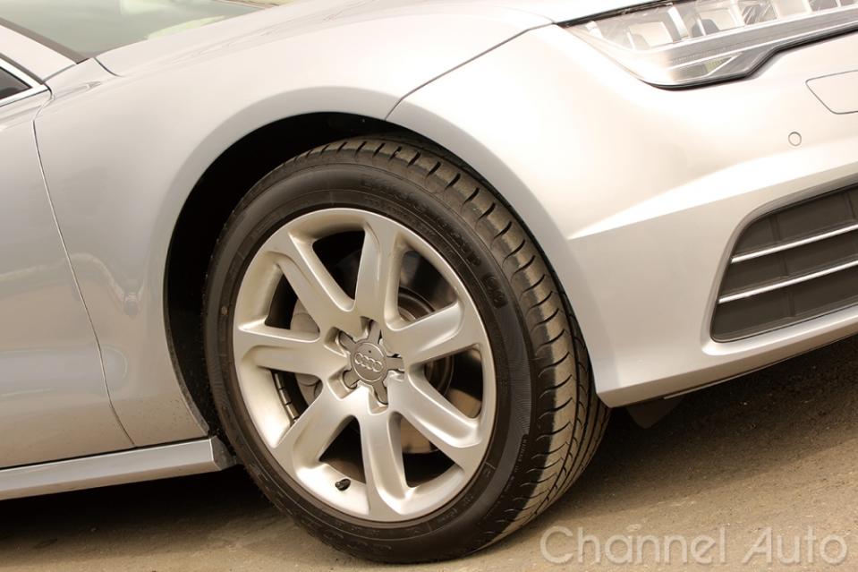 18吋圈胎配置稍嫌保守了點，若選配S-Line套件將更能襯托出其轎跑氣息。