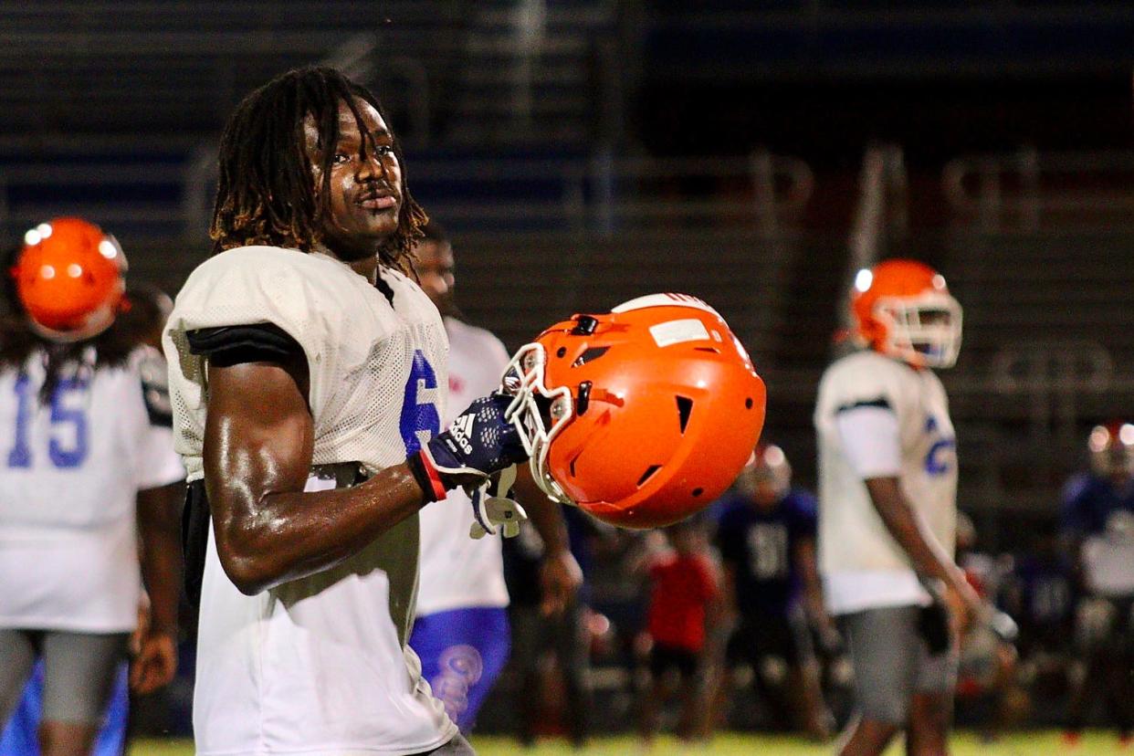 Palm Beach Gardens safety Mike Wright III made it official with Florida Atlantic on Dec. 20, 2023.