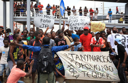 Protesters demonstrate against corruption in Luanda, Angola, April 7, 2018. REUTERS/Stephen Eisenhammer