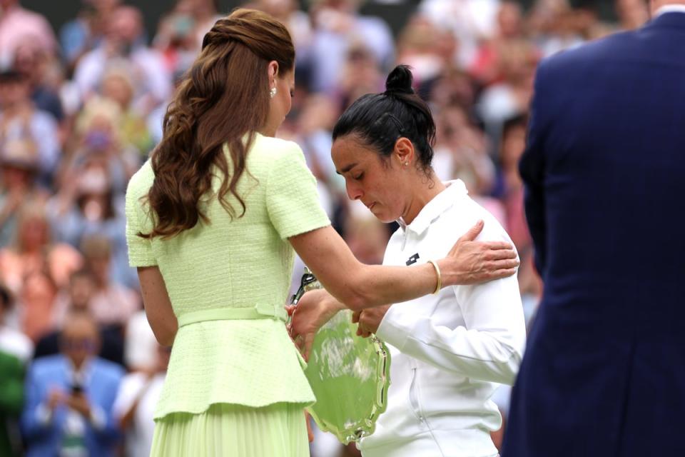 Jabeur lloraba cuando recogió el escudo de subcampeón por segundo año consecutivo de manos de la Princesa de Gales (Getty Images)